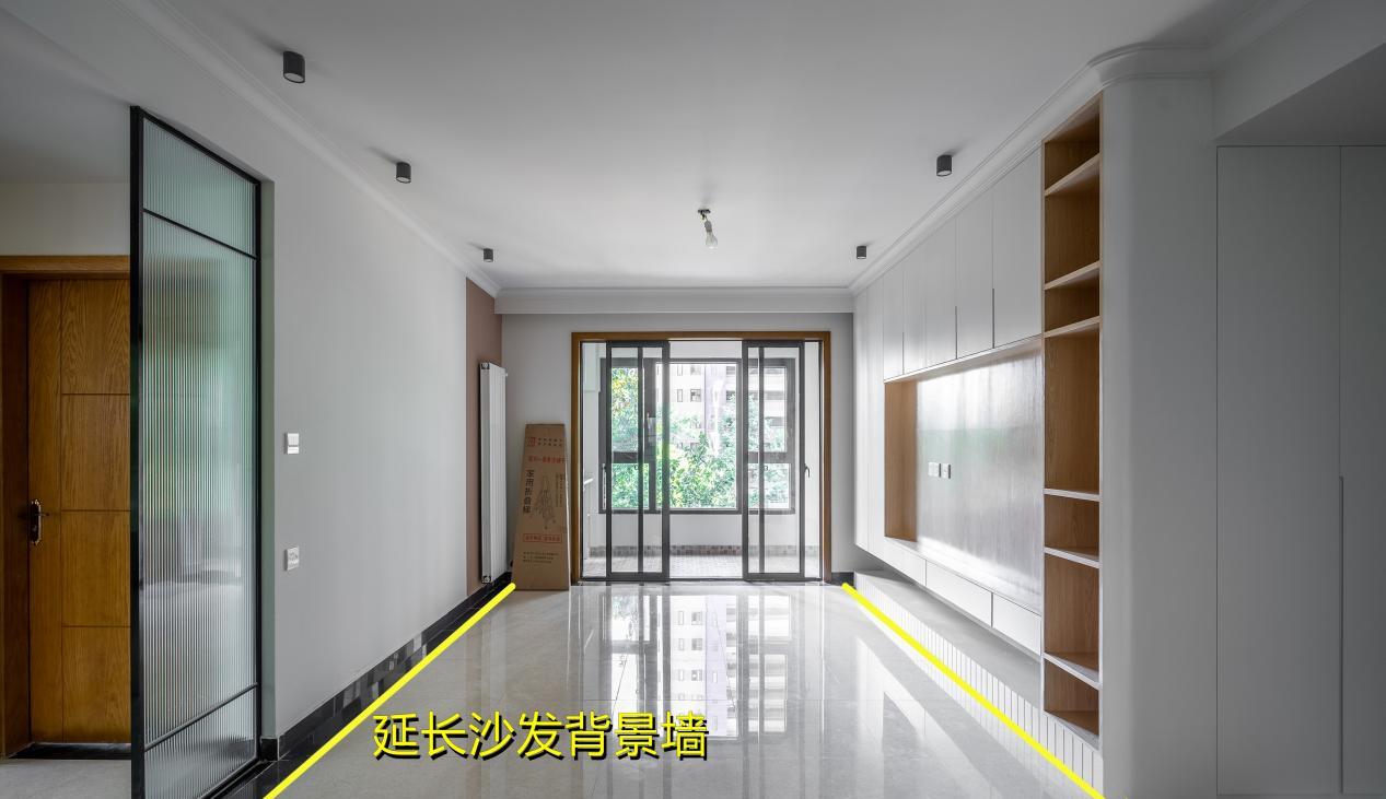 |卫生间门对着客厅玄关，那叫一个尴尬！机智装玻璃隔断，瞬间化解