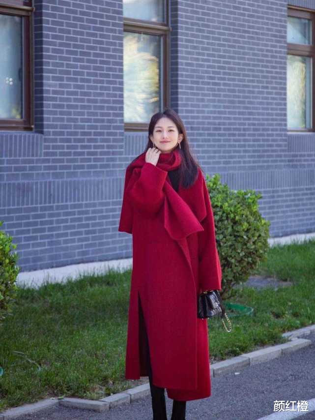 颜红橙 秋冬，穿“红色”大衣更高级，内搭毛衣针织高贵又优雅，漂亮大气