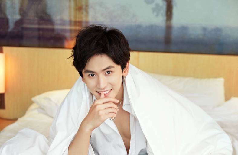 肖战|明星势力榜大洗牌！王一博跌至第6，肖战仅第3，榜首是初中生