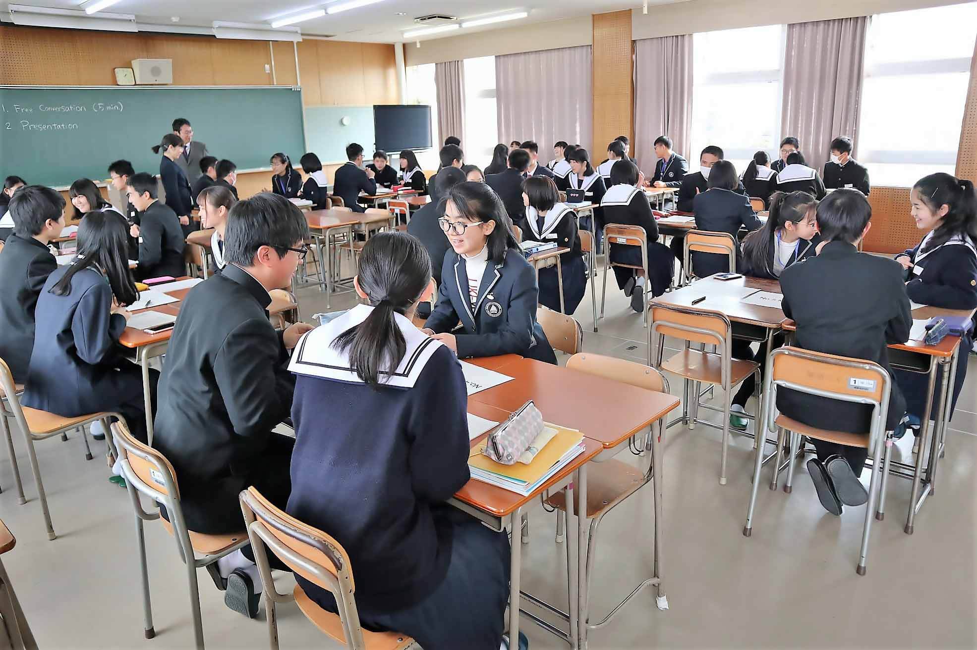 穿衣搭配|本科生求职被婉拒,企业拒绝理由很“奇葩”:自考算本科生吗?