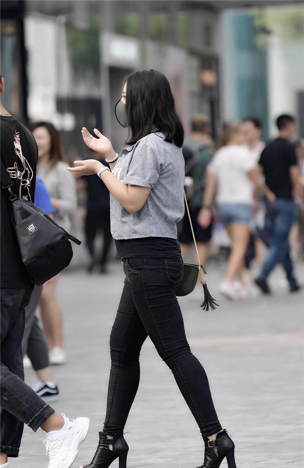 六九街拍|紧身裤搭配粗跟短靴,微胖女生更受欢迎,想要时尚,没有那么难