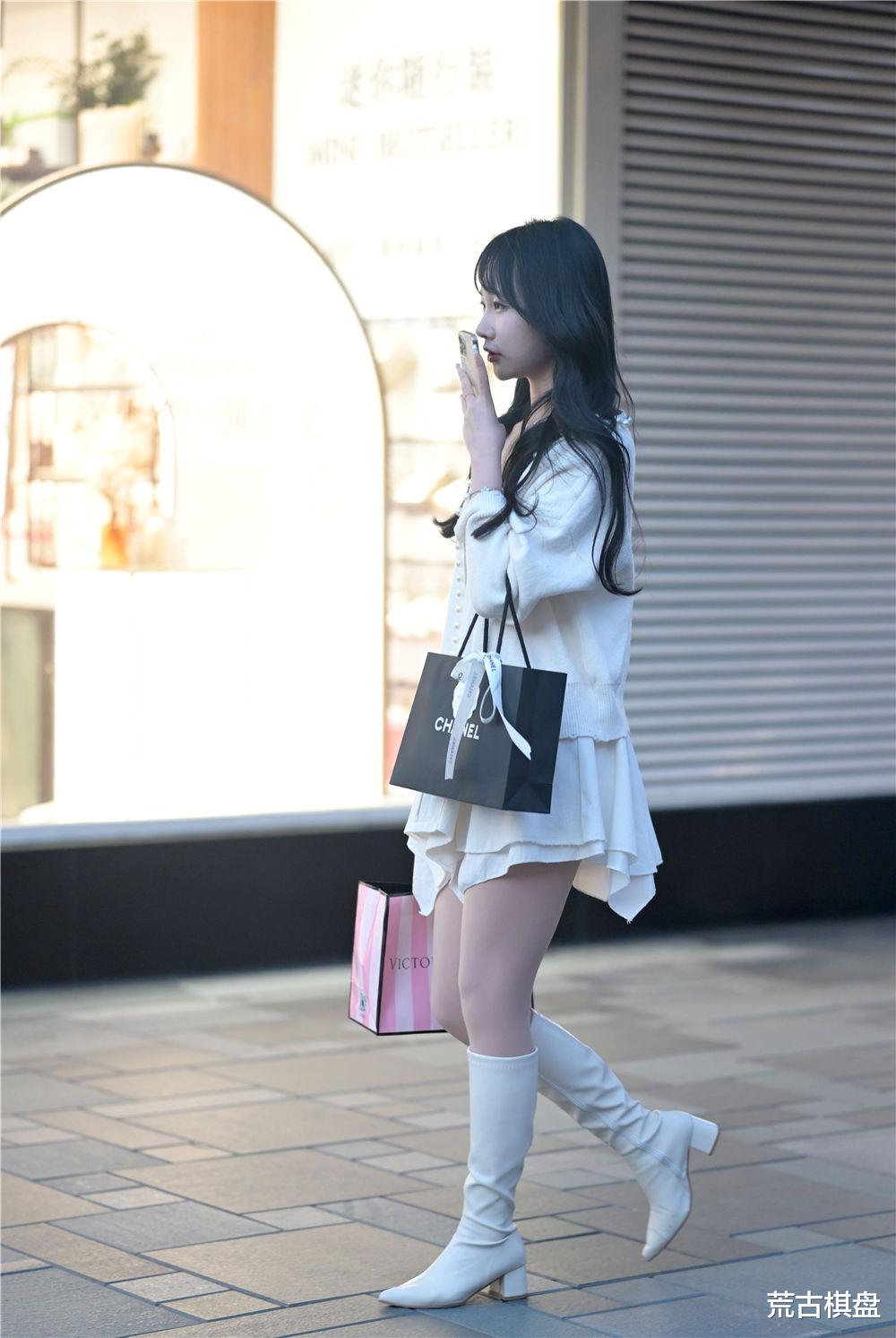 荒古棋盘 白色长靴，有点特别多味道，深秋时节穿着保暖时尚