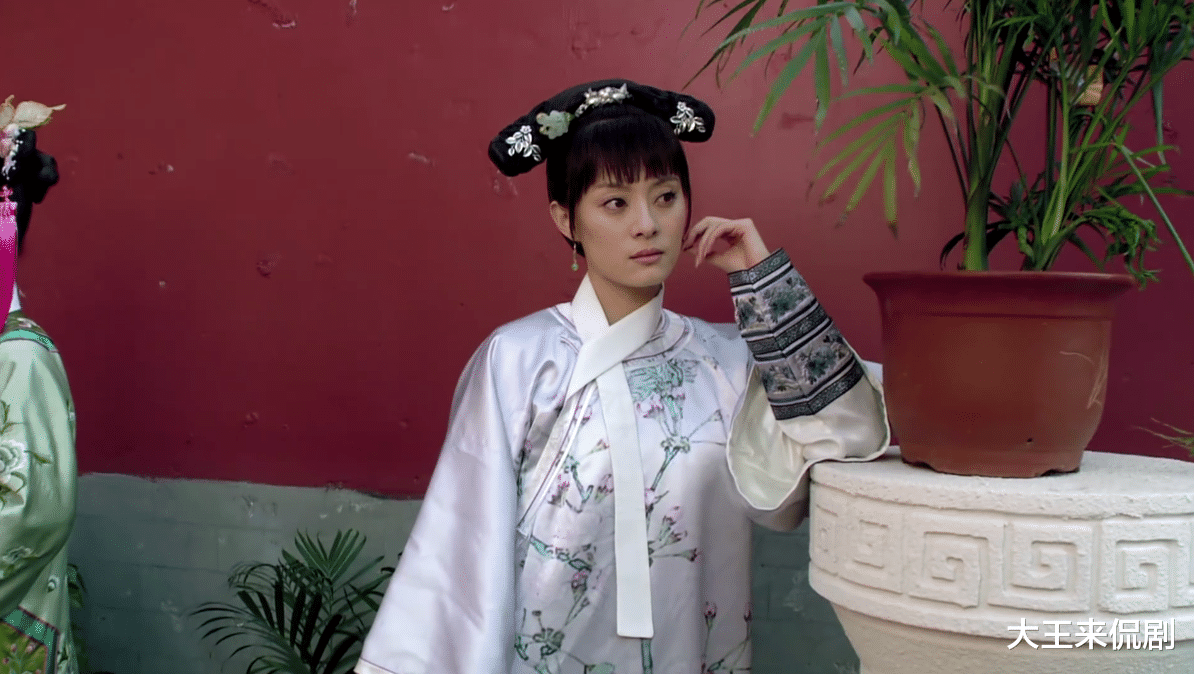 甄嬛|雍正死前摸了甄嬛的头发，脸上为何万分悲痛？你看她头上戴的什么