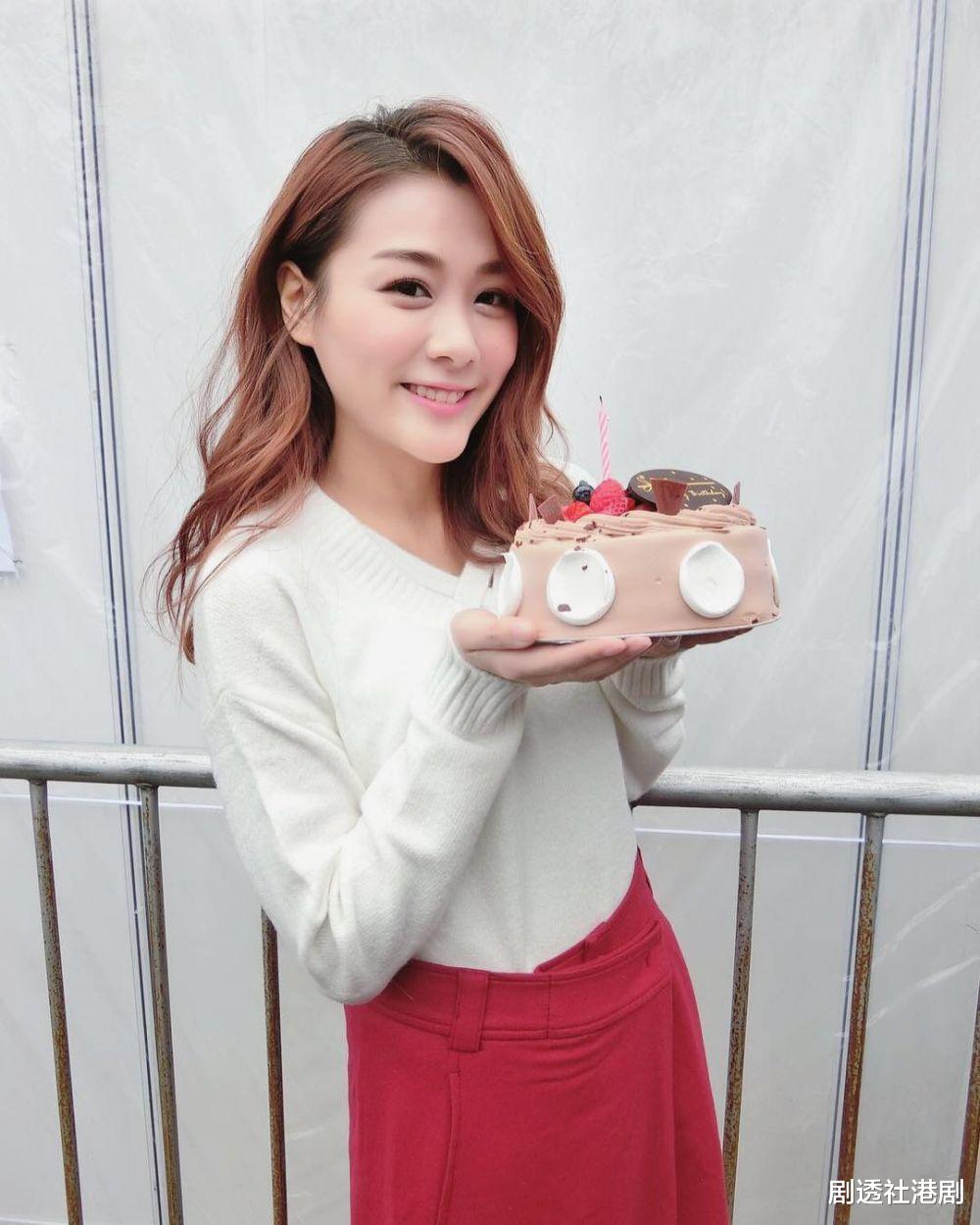 TVB|生活富贵！TVB女神小花窗台前大秀美腿，窗外壮观山景也尽收眼底