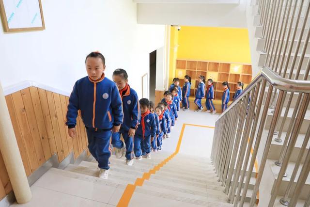 映象网 郑州首批！让校园午休从“趴着睡”转为“躺着睡”