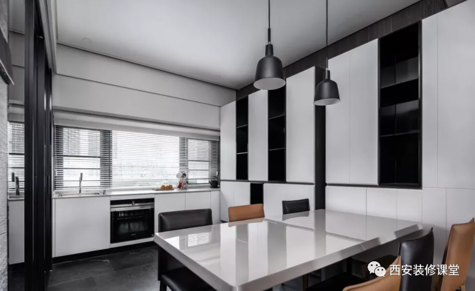 餐厅靠窗户,当然不能浪费