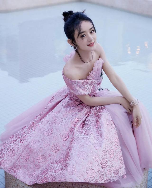 赵丽颖|赵丽颖出席电影晚宴直播，粉裙美翻，网友：比微博之夜好看多了