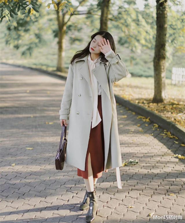 Mon巧搭时尚 秋冬不能错过的“大衣+过膝裙”,知性大方,40岁女人就该这么穿