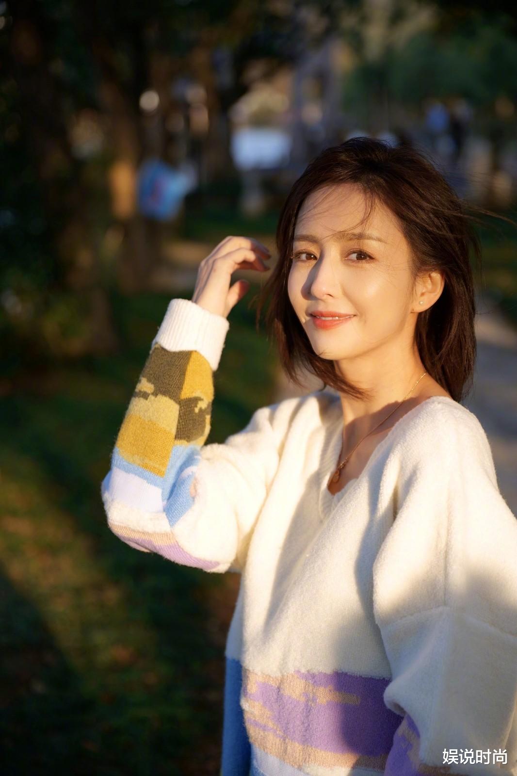 古力娜扎|佟丽娅晒美照，夸摄影师，网友：造型时尚，随便一拍怎么能不美