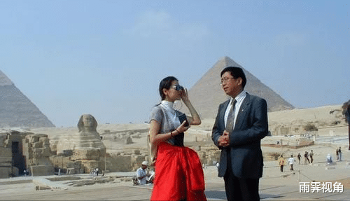 医生 余秋雨带小16岁妻子去埃及，途中上厕所，大批特警公安迅速围住他