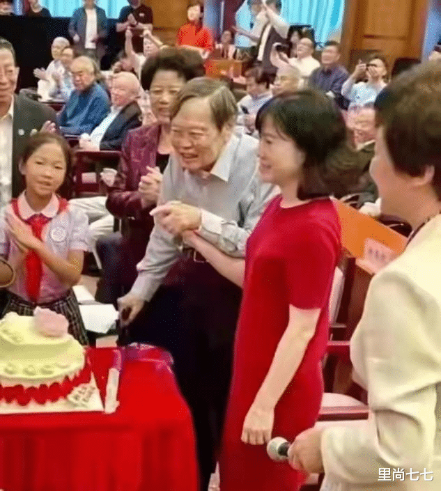 翁帆|杨振宁三子女与翁帆合照曝光，幼女打扮男性超像爸，比继母大15岁