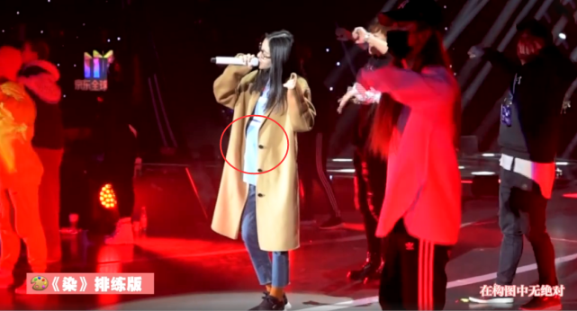 张碧晨|张碧晨大肚照首曝光，衣着宽松腹部隆起明显，为保护宝宝穿平底鞋