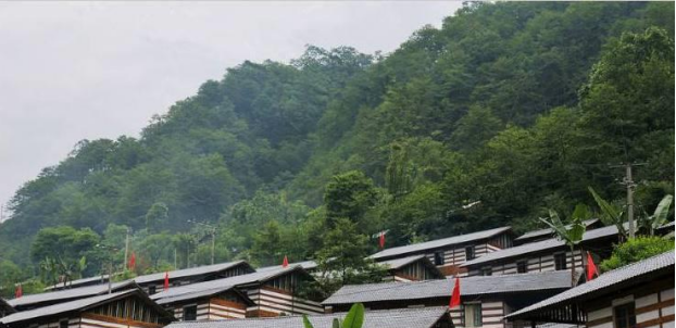 若珍|云南一原始民族,素质超高,与世隔绝却很爱国,屋顶红旗飘扬