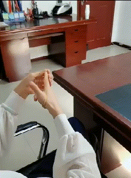 “女朋友总是过来给我洗衣服，她是不是很傻？”