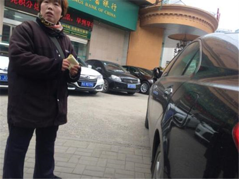 老杨说汽车 男子停车场内挪车，被交警定义为酒驾，男子：这还没有2米！