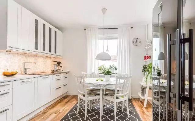 小户型76平,老婆非要装这种浴室,厨房贴墙纸!