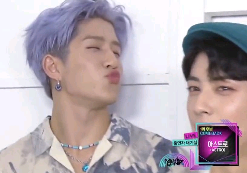 车银优|车银优，脖子上突然出现啵啵痕迹的唇印？在看镜子里的什么呢