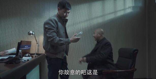 扫黑风暴|《扫黑风暴》到处抠细节，从这三个细节可以看出，裴勇必定是内鬼