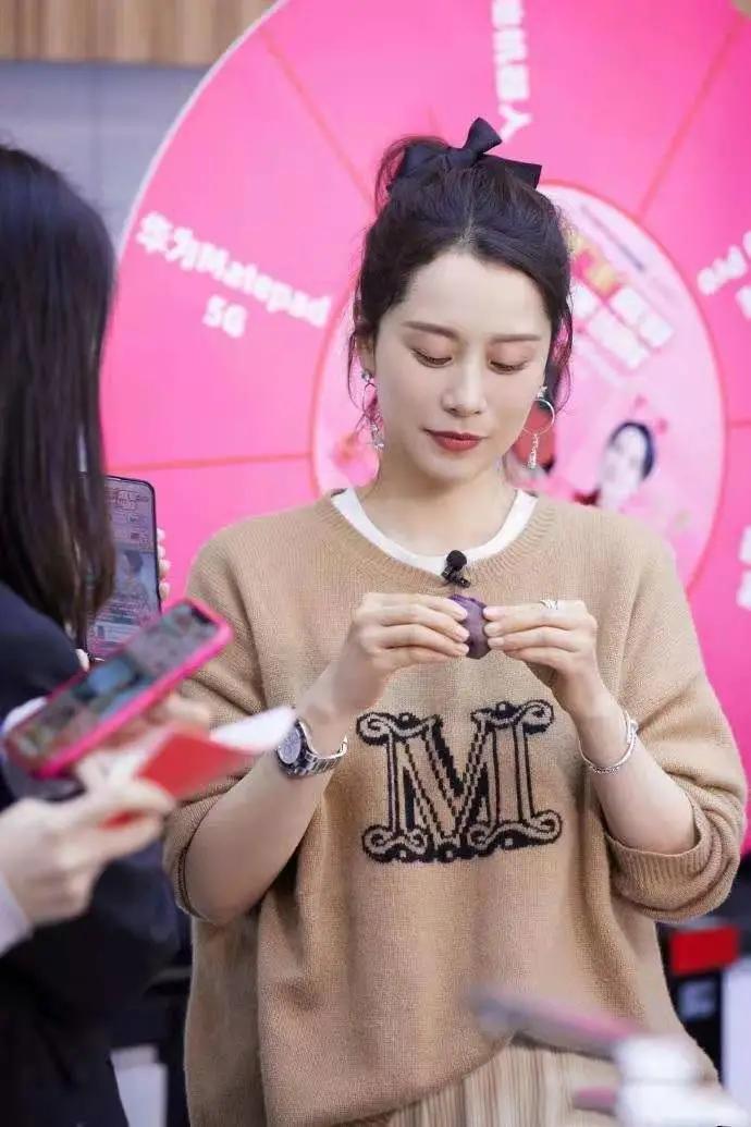 刘海|有种“变脸”叫海清留龙须刘海,摆脱大背头油腻感,44岁太减龄