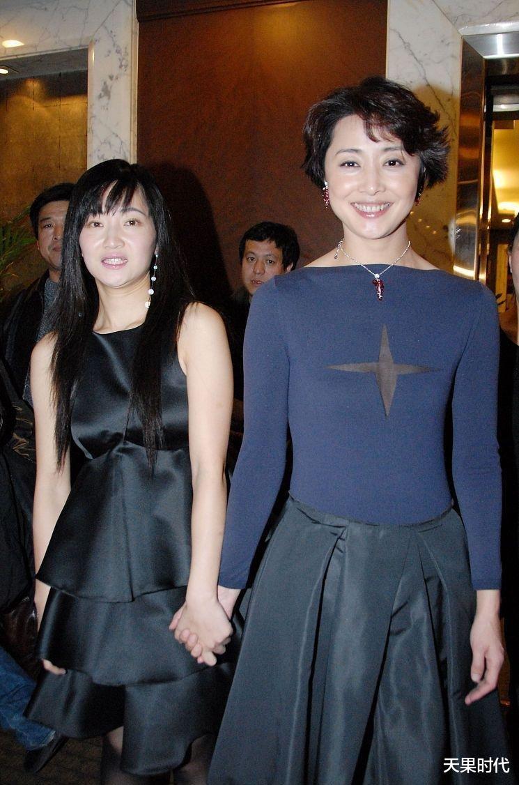 天果时代 刘蓓穿衣真大胆，紧身上衣搭配半身裙，窈窕曲线显女人味