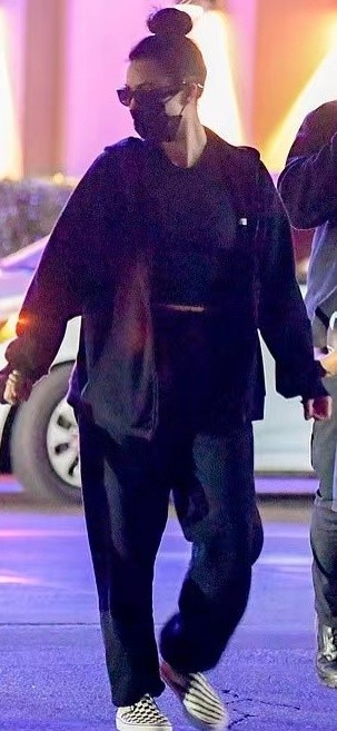 林俊杰|金卡戴珊带子女霸气出街！踩Vans与28岁男友秀恩爱，8岁西北胜似女明星