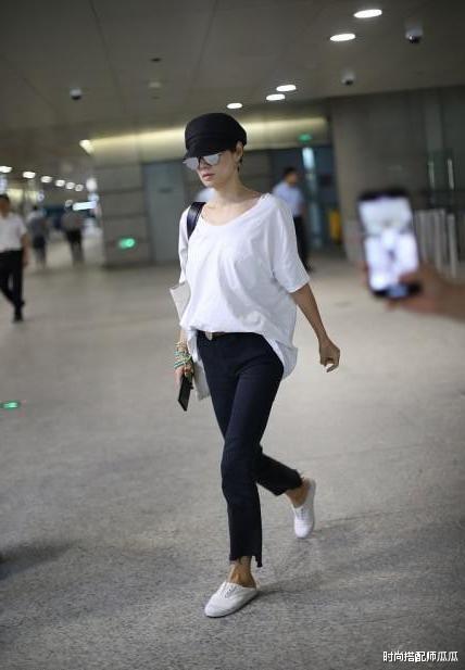 时尚搭配师瓜瓜|马伊琍走机场真“接地气”，白t小黑裤简约随性，没一点明星架子