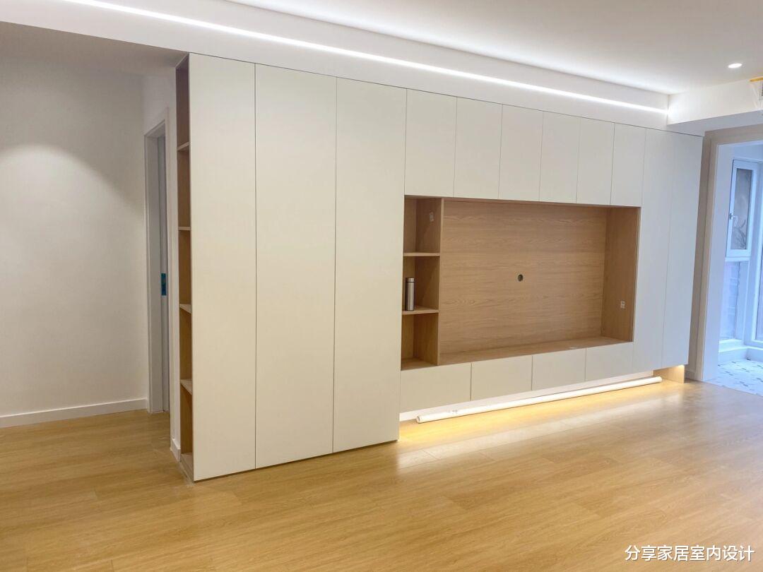 她家装修日式原木风，定制的柜子非常喜欢，电视墙很实用！