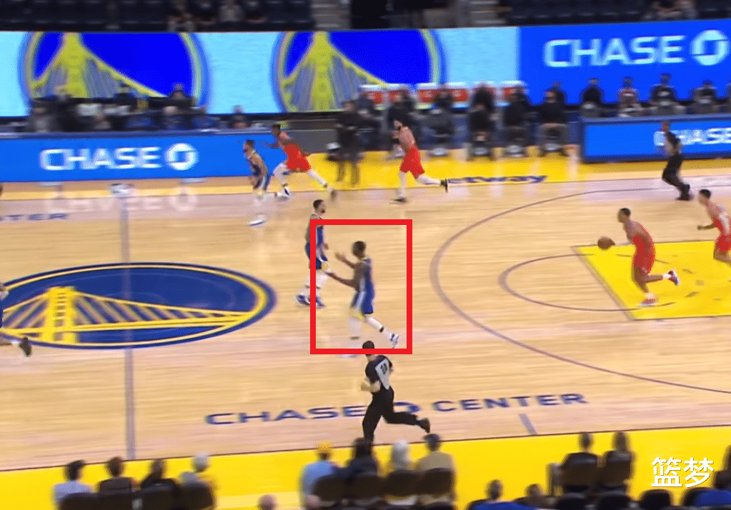 斯蒂芬·庫(kù)里|庫(kù)里差1分50分，最后一攻格林滿場(chǎng)找?guī)炖铮諣柍鍪趾蟾窳譄o(wú)奈攤手