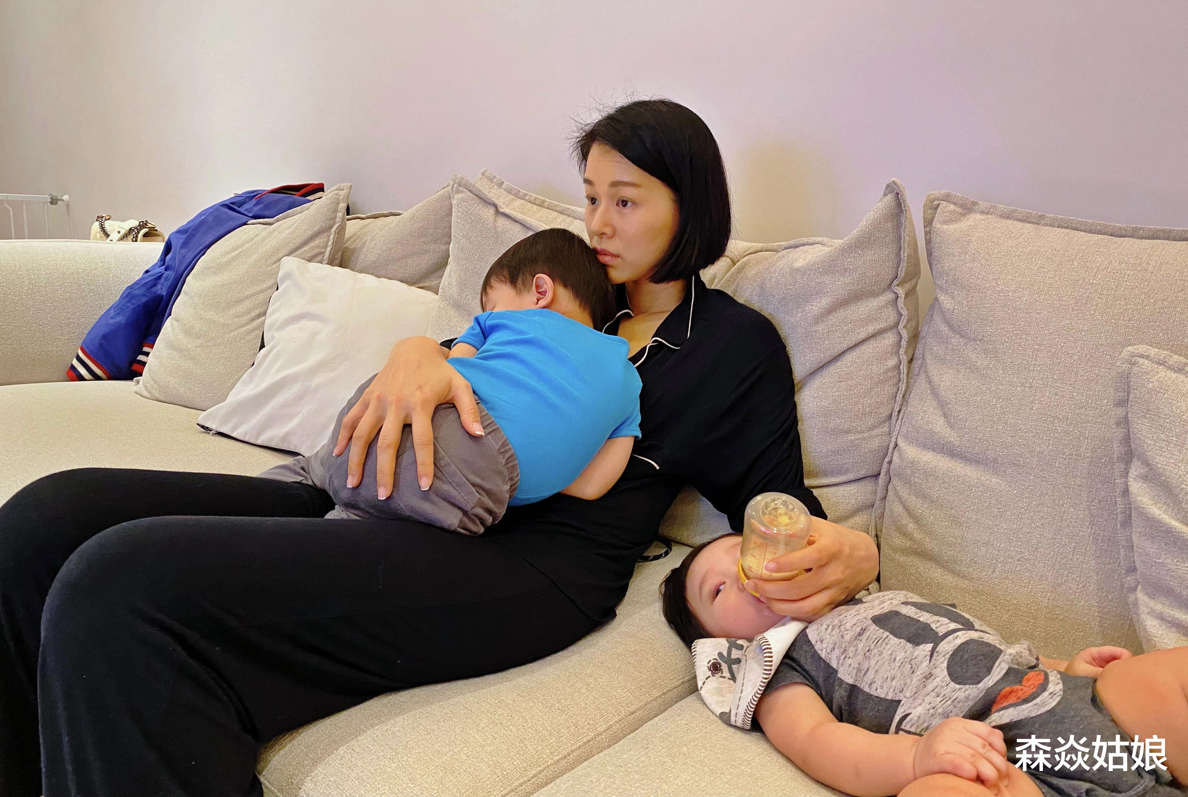 胡杏儿|李承德晒一家五口照，奕霖和老三似复制粘贴，胡杏儿带娃装扮超赞