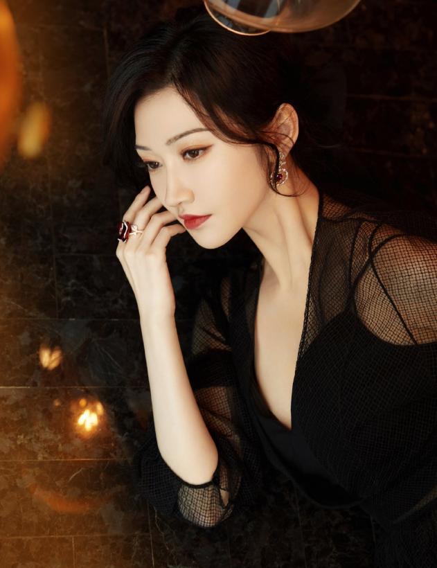 景甜|景甜“薄雾裙”造型绝了！看着只有一层纱，秀出身材全看到