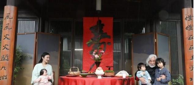 张纪中|张纪中过70寿辰，同龄岳父母拄拐杖来庆贺，和女婿站一起略显尴尬