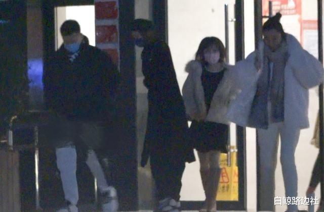 孙红雷|孙红雷携小15岁妻子看话剧！穿情侣装好恩爱，王骏迪素颜不输明星