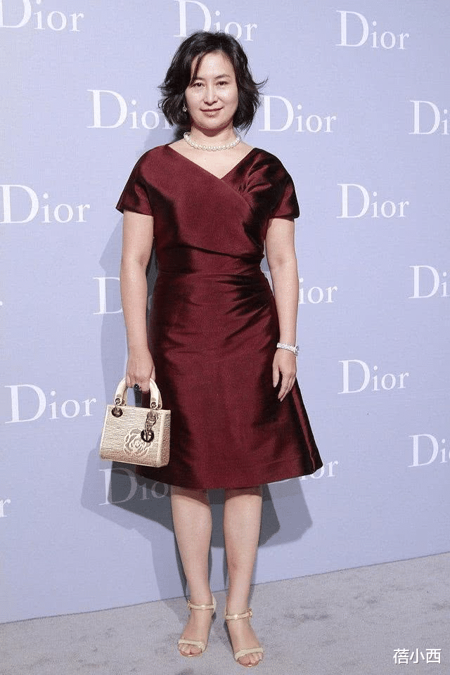 华晨宇|何超琼到底是赌王最爱的女儿,越老越高贵,穿连衣裙配短发真优雅