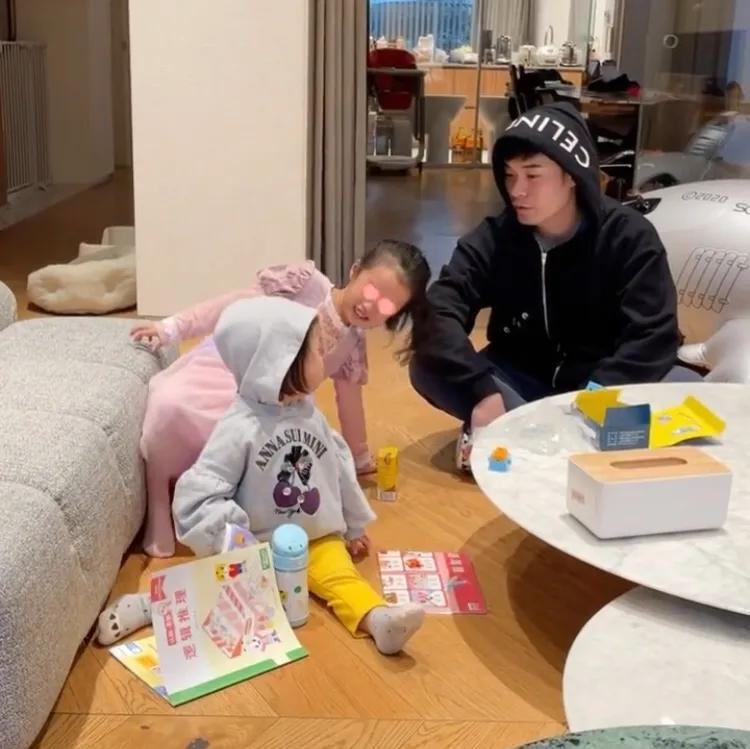 陈赫|陈赫陪俩女儿玩耍互动温馨，充当工具人任由女儿摆布，简直太宠溺