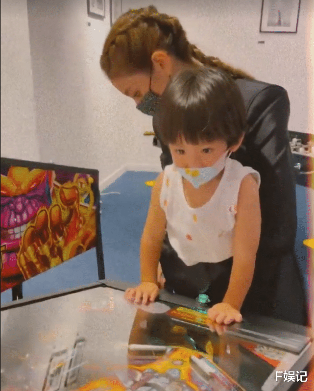 陈凯琳|陈凯琳带儿子出去游玩度过暑假 母子俩嘴对嘴亲吻很有爱