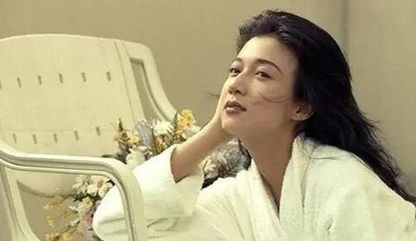 吴绮莉|吴绮莉一生有多悲哀，生下女儿逼婚成龙遭抛弃，事业精神备受摧残