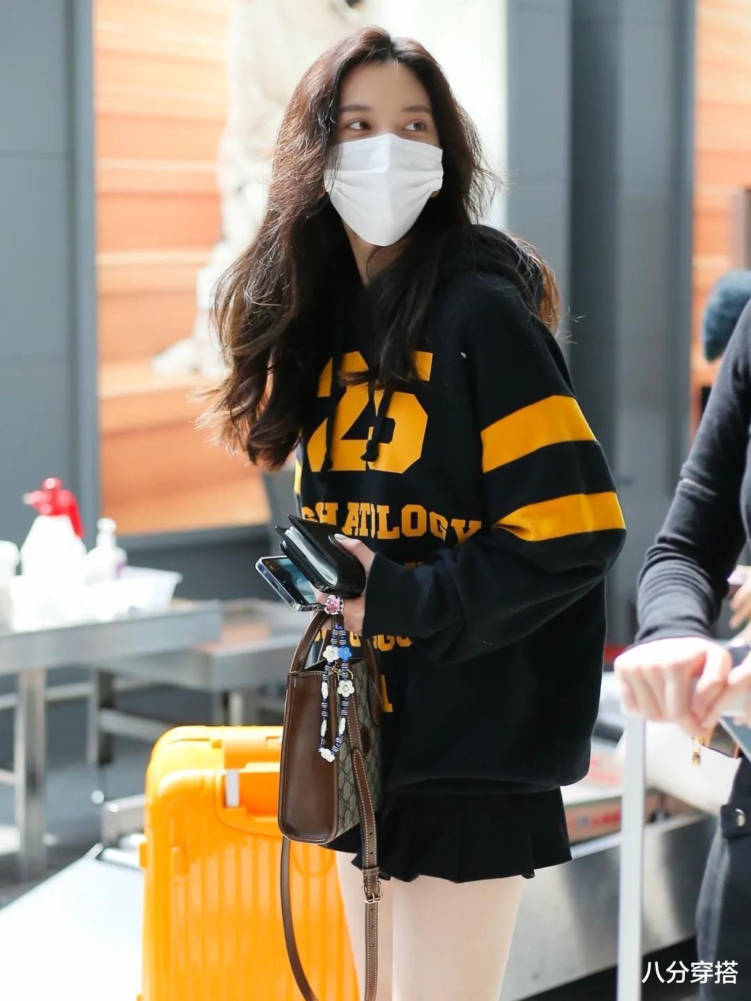八分穿搭|宋妍霏也是个“腿精”,穿字母撞色卫衣秀长腿,活力十足真高调