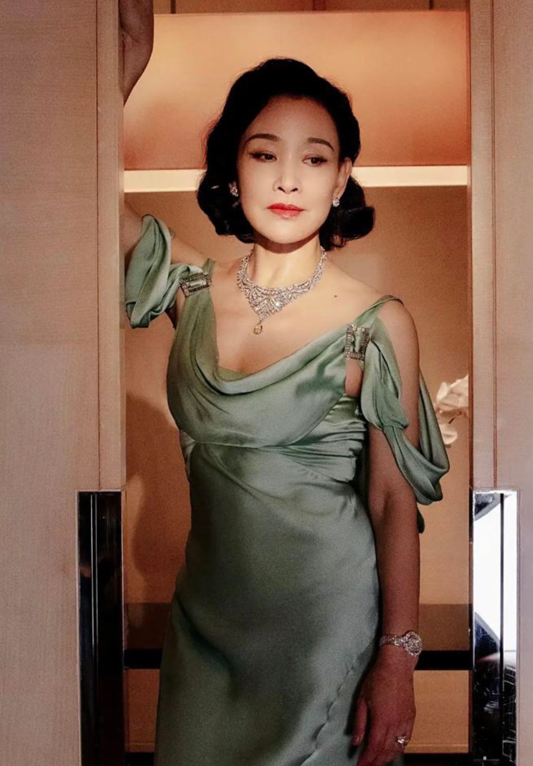 淘鱼时尚 陈冲60岁还是“人间尤物”，穿绿色吊带裙配复古卷发，曲线很抢镜