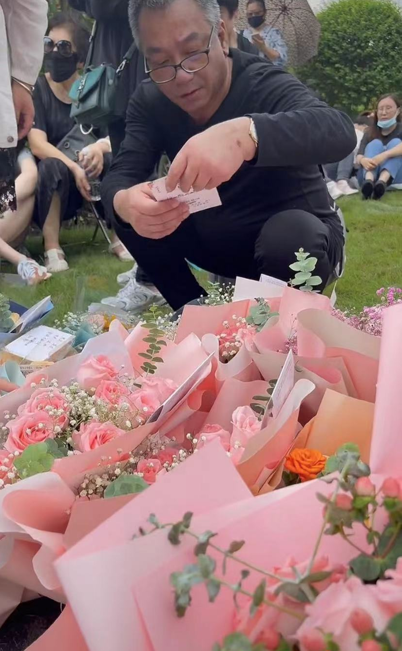 乔任梁|泪目！乔任梁五周年忌日，乔妈黑衣现身墓地，乔爸满头白发摆鲜花