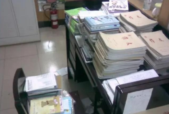 数学|各科老师办公桌对比，其他老师像战场，体育老师让人心疼又想笑