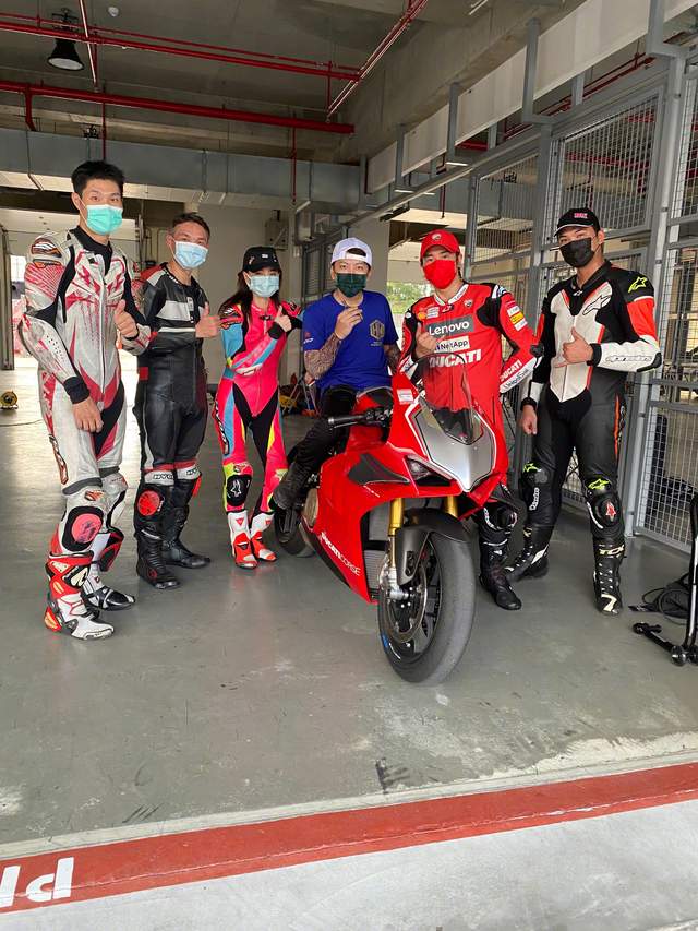 郑云灿|离婚仅半月，欧弟与前妻郑云灿合体飙机车，为一双囡囡离婚不离家