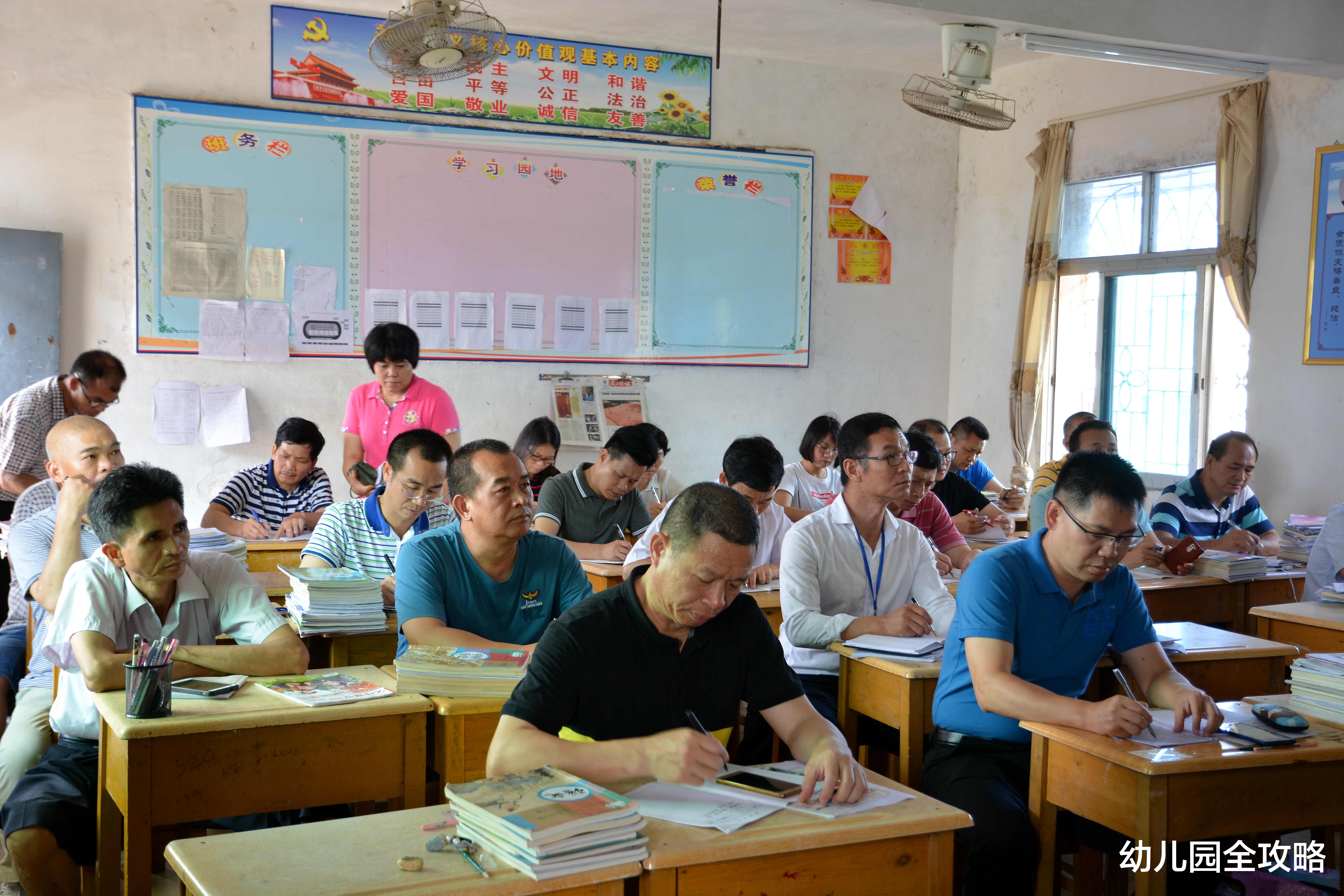 幼儿园全攻略|培训不了孩子，“新操作”来了！培训父母，家长白天上班晚上补课