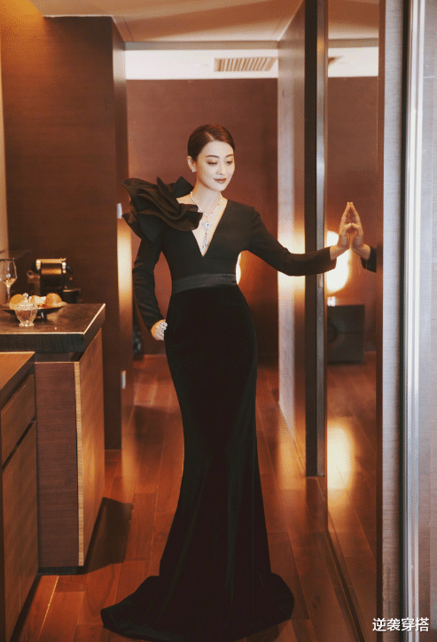 梅婷|当40岁阿娇与45岁梅婷同台，年仅差5岁，  气质与气场却相差悬殊