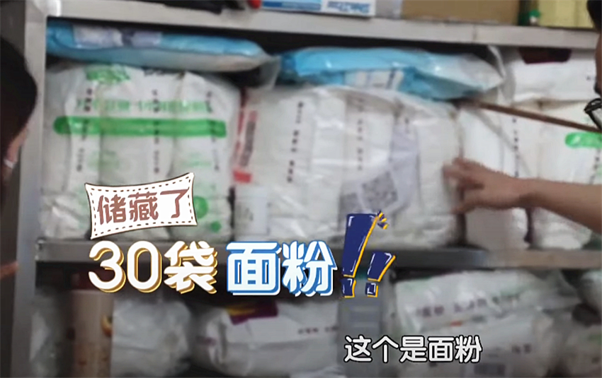 设计师|主妇囤物上瘾！50㎡家堆满杂物，吊顶塞满卫生纸，家人苦不堪言