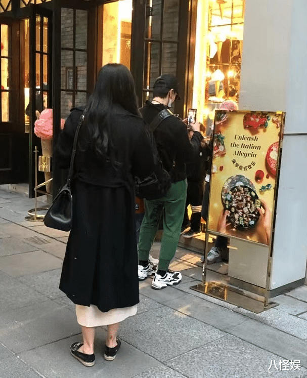 靳东|吴尊陪家人逛街，暖心为儿女拍照，林丽吟站身后温柔注视好有爱