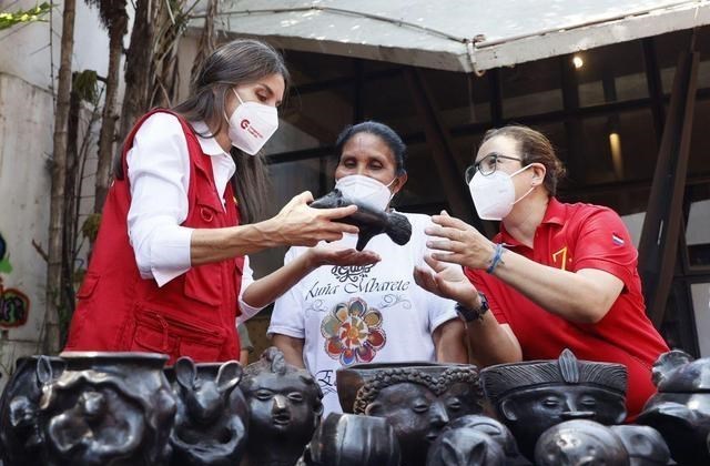西班牙|两顶王冠,三个国家,15套着装,一篇看完西班牙王后忙而美的11月