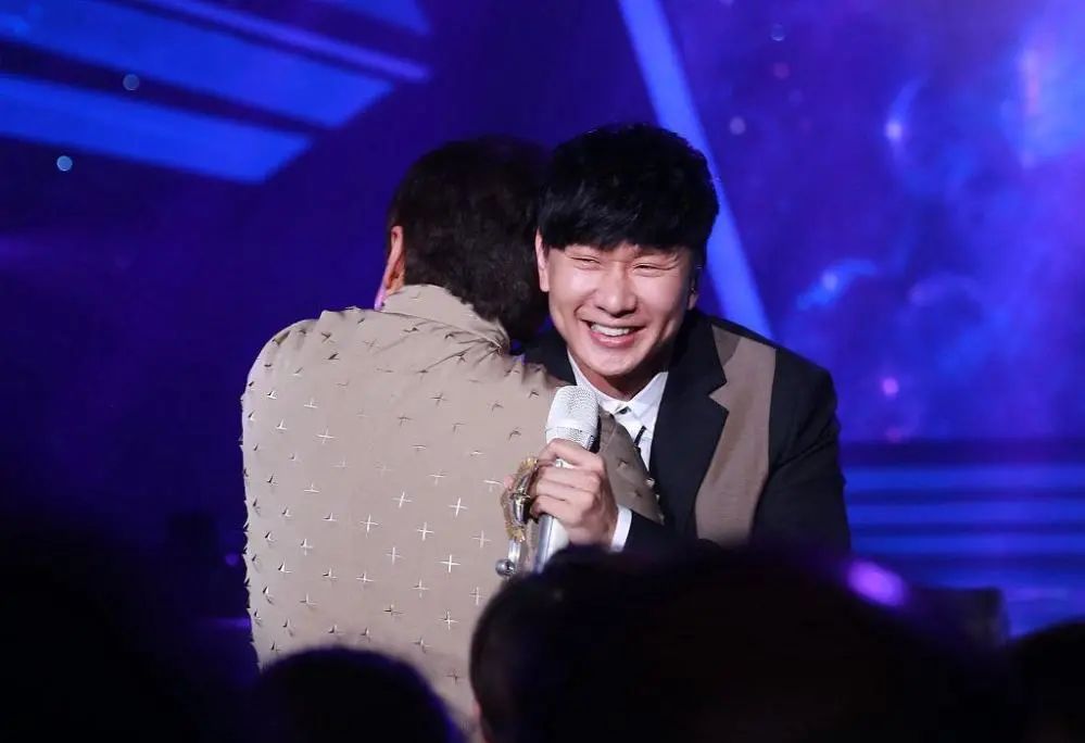 王皓|卖肾追星,争睡病床,扒黑素人,无脑粉丝疯狂追星颠覆你的想象!