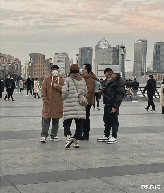 黄渤|黄渤被曝与一女子在外滩当众挽手，本尊凌晨一点首度正面回应