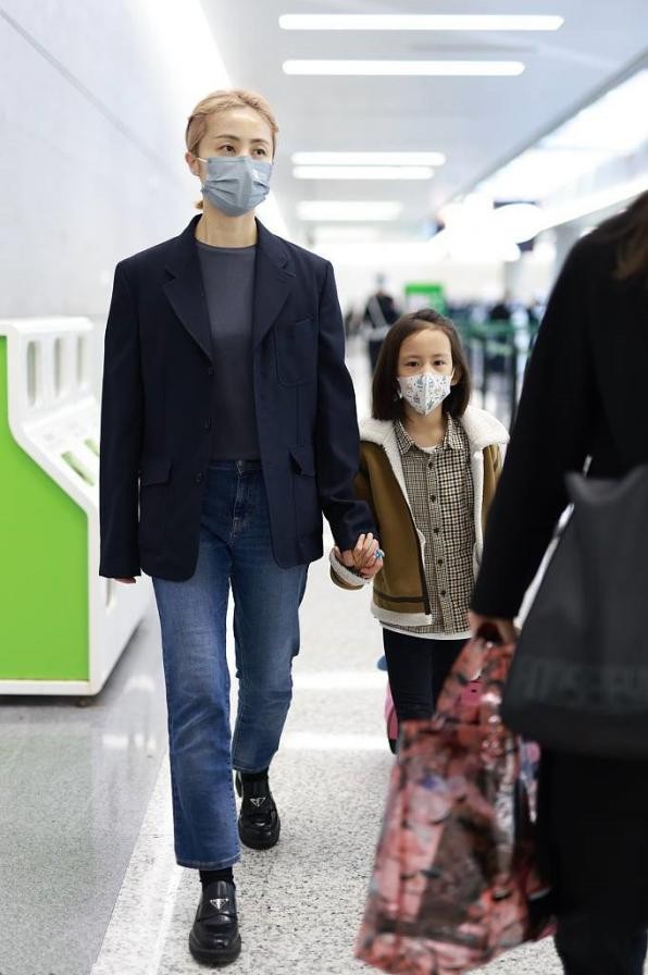 潮流前沿 孙莉携女儿走机场,穿着朴素难掩气质,小女儿眉眼和黄磊一模一样