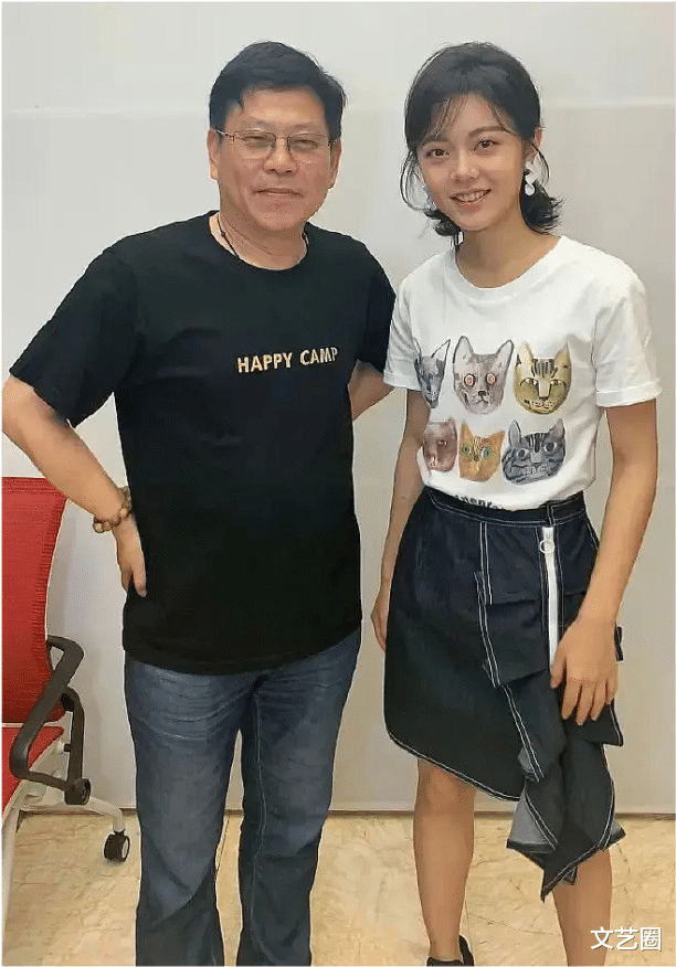 迪丽热巴|26位当红女星未修图曝光，与同一位工作人员合影，热巴惊艳赵丽颖温柔